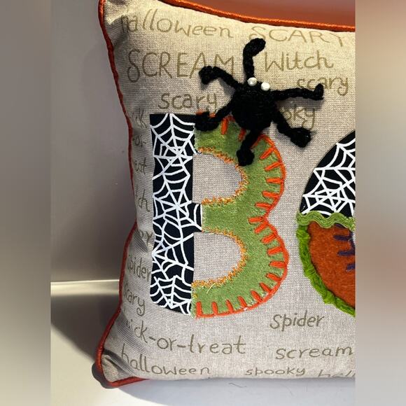 Pier1 Halloween pillow, embroidered with Boo and spider - Picture 5 of 9